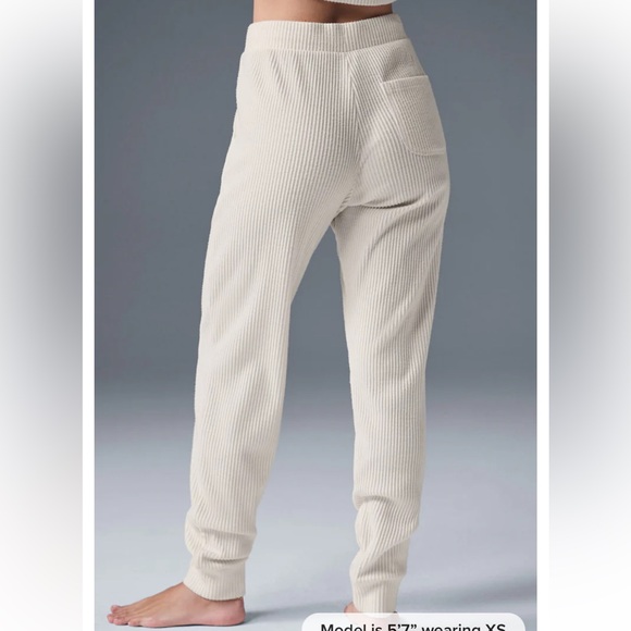 Alo Yoga Muse Sweatpant - Picture 3 of 9